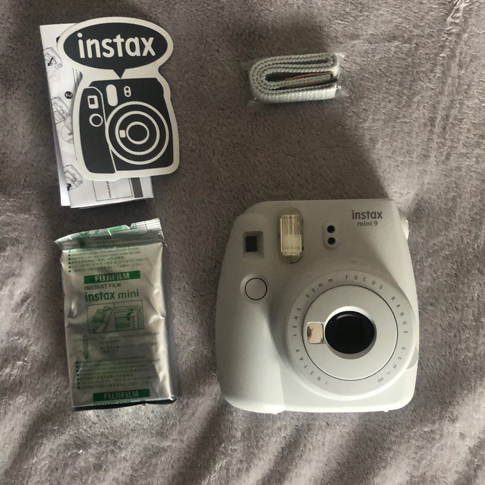Fuji Film Instax Mini 9 w/ an extra film pack📸💕✨
